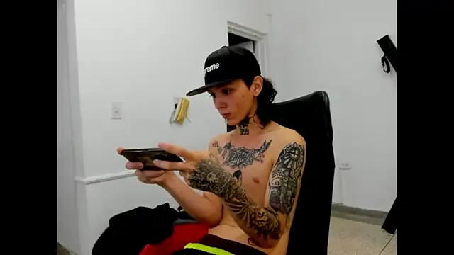 Snapshot of StraightBoy_Nick chatting on April 20, 2026, 9:27 pm StraightBoy Nick online show from April 20, 2026, 9:27 pm