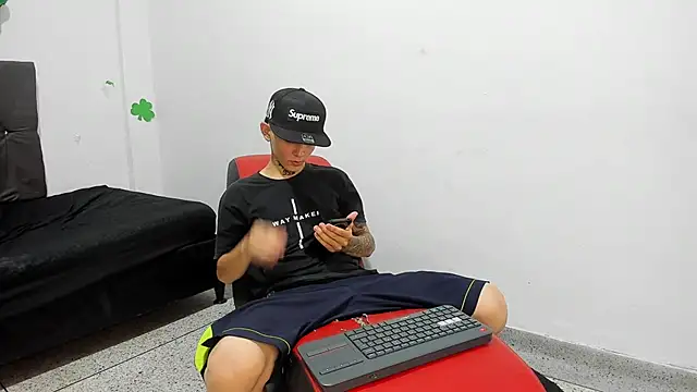 Snapshot of StraightBoy_Nick chatting on April 28, 2026, 10:25 pm StraightBoy Nick online show from April 28, 2026, 10:25 pm
