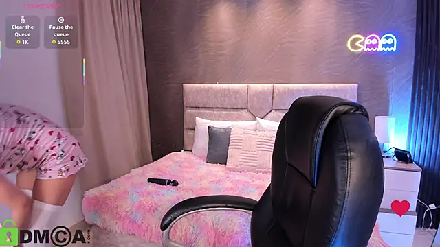 Arinextdoor online show from April 13, 2026, 7:51 pm