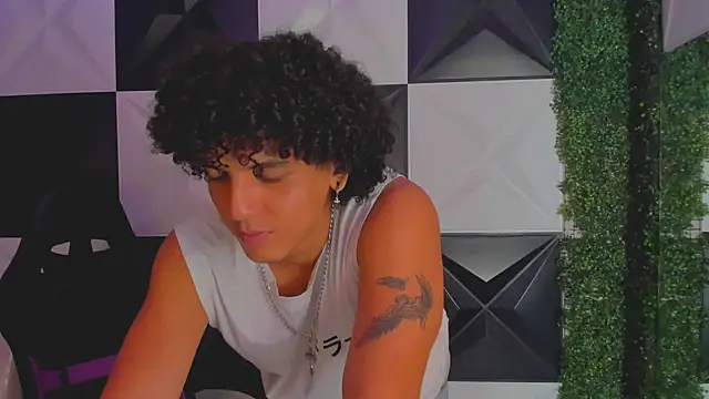 Xfire boy69 online show from September 24, 2025, 9:32 pm