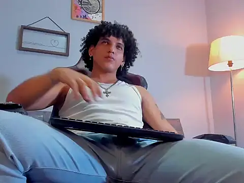 Xfire boy69 online show from September 29, 2025, 4:12 pm