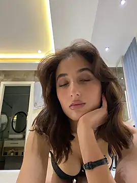 AriaXFlirt online show from November 4, 2025, 9:13 am