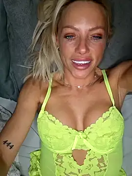 Snapshot of Bellarose_xx chatting on February 5, 2026, 11:00 pm Bellarose xx online show from February 5, 2026, 11:00 pm