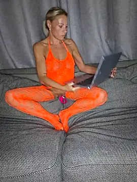 Snapshot of Bellarose_xx chatting on September 16, 2025, 7:04 pm Bellarose xx online show from September 16, 2025, 7:04 pm