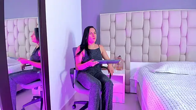 Atenea Clerk online show from October 11, 2025, 11:33 am