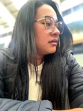 Liulee2 online show from November 6, 2025, 4:22 pm