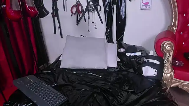 LiliThara online show from November 26, 2025, 8:53 pm