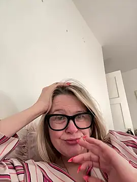 SuzieSub online show from March 4, 2026, 8:55 am