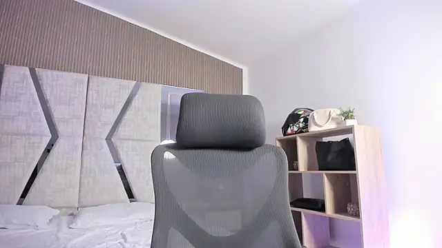 AlliceLover online show from December 14, 2025, 12:00 pm