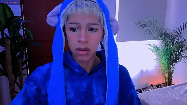 Snapshot of taichi_bluy chatting on October 3, 2025, 6:09 pm taichi bluy online show from October 3, 2025, 6:09 pm