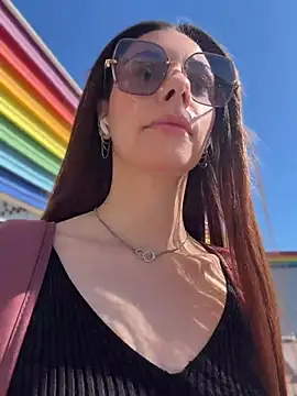 Amelie Crosby online show from June 7, 2026, 12:43 pm