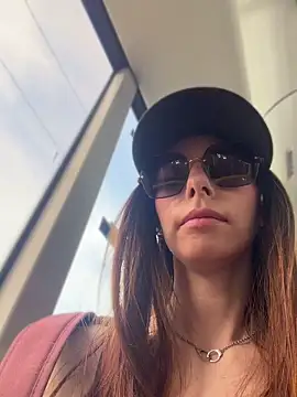 Amelie Crosby online show from June 6, 2026, 1:38 pm