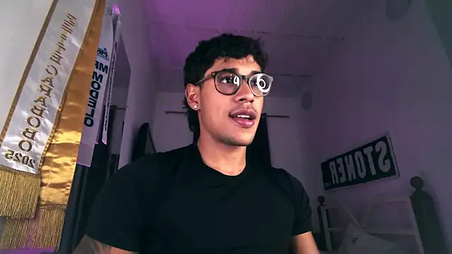 Snapshot of Ryan_x chatting on November 7, 2025, 12:15 am Ryan x online show from November 7, 2025, 12:15 am