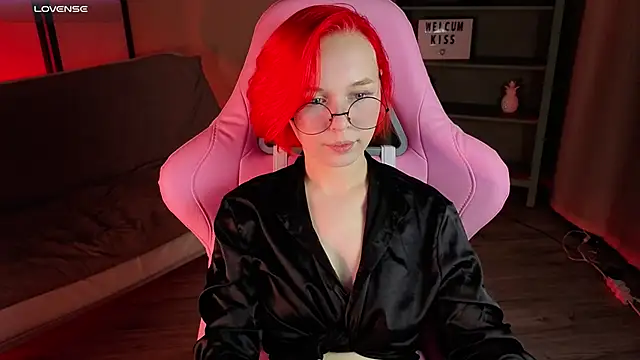 NaomiYoru online show from September 9, 2025, 8:40 pm