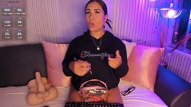 Snapshot of MarianaaSantos chatting on October 27, 2025, 3:57 pm MarianaaSantos online show from October 27, 2025, 3:57 pm