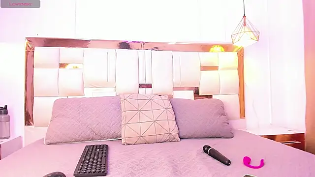 Skylar Smith  online show from February 25, 2026, 12:49 pm