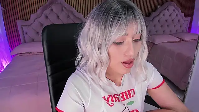 Snapshot of Starbutterflyy_ chatting on April 5, 2026, 5:14 am Starbutterflyy online show from April 5, 2026, 5:14 am