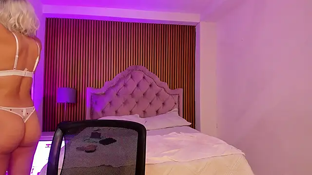 Starbutterflyy  online show from November 10, 2025, 4:06 am