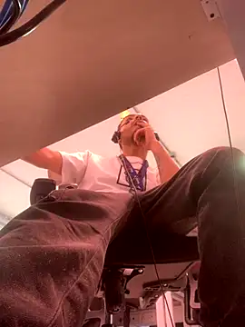 malek xarx  online show from November 27, 2025, 3:23 pm