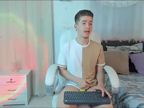 ThiagooJames online show from December 19, 2025, 4:27 am