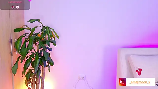 Snapshot of onlyemily_ chatting on April 28, 2026, 2:27 am onlyemily online show from April 28, 2026, 2:27 am