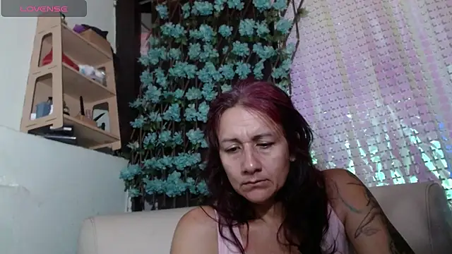 Snapshot of darling_hott chatting on July 15, 2026, 9:49 am darling hott online show from July 15, 2026, 9:49 am