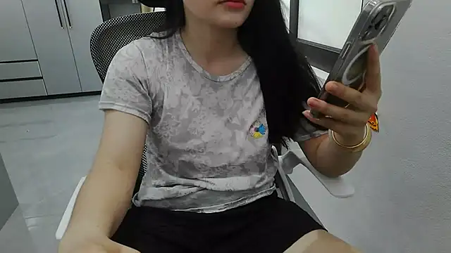 Emachiii online show from May 14, 2026, 1:13 am