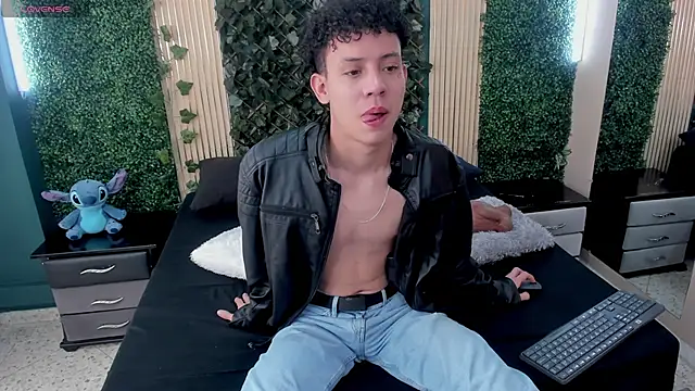 JoseLucian online show from December 17, 2025, 6:46 pm