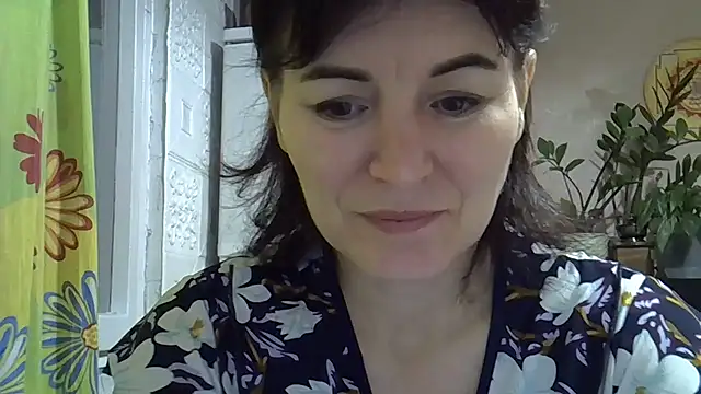 Krystal 82 online show from November 14, 2025, 4:43 pm