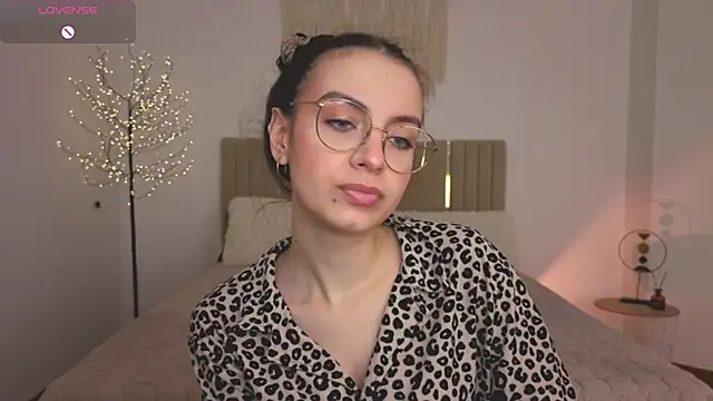 Real cutie1 online show from May 13, 2026, 12:45 pm