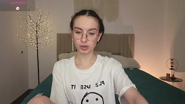 Snapshot of Real_cutie1 chatting on April 4, 2026, 2:01 pm Real cutie1 online show from April 4, 2026, 2:01 pm