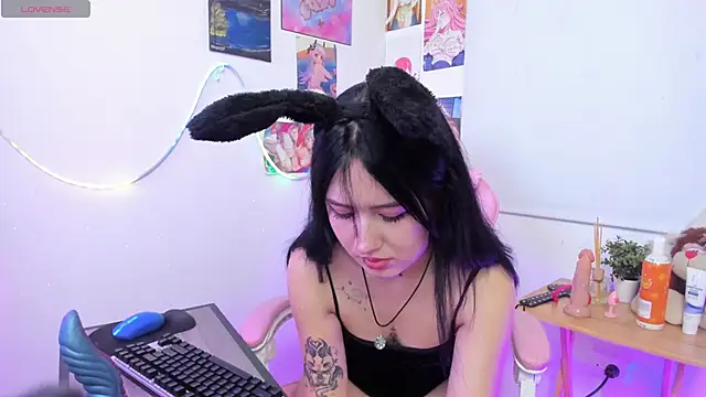 mahina01 online show from November 28, 2025, 5:35 pm