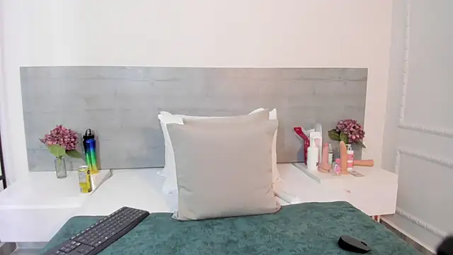 Snapshot of sunnyWhitee chatting on October 18, 2025, 7:49 pm sunnyWhitee online show from October 18, 2025, 7:49 pm