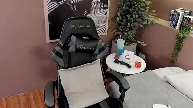 Skyyle  online show from February 20, 2026, 1:02 pm