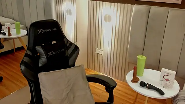 Skyyle  online show from April 24, 2026, 1:13 pm