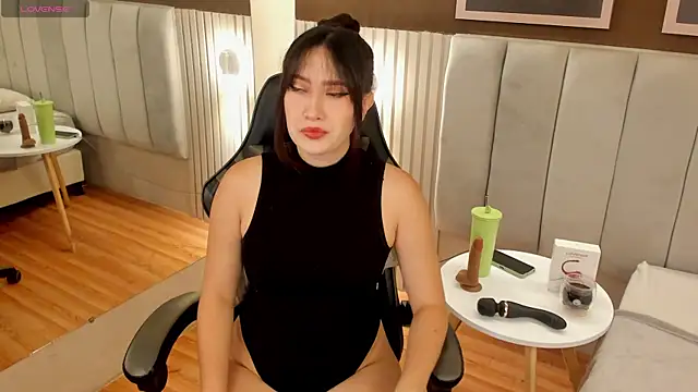 Skyyle  online show from April 23, 2026, 12:51 pm