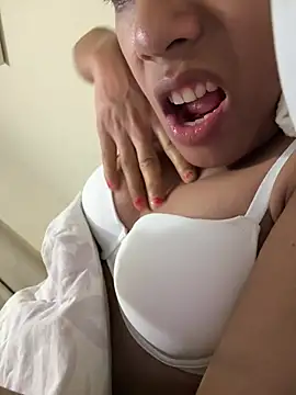 Snapshot of Ladyboyluxe chatting on February 28, 2026, 1:05 am Ladyboyluxe online show from February 28, 2026, 1:05 am