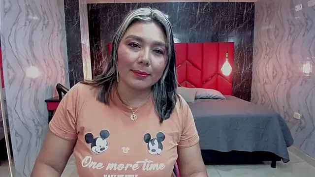 LatinaHoleQueen online show from May 19, 2026, 3:08 pm
