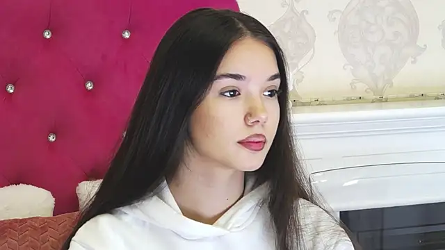 Snapshot of AlexisDevine chatting on February 25, 2026, 5:18 am AlexisDevine online show from February 25, 2026, 5:18 am