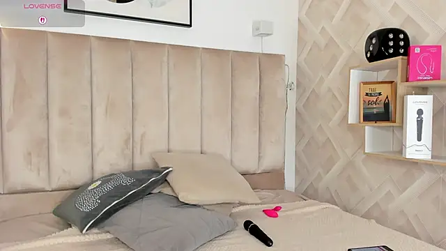 Clhoe Johnson online show from October 21, 2025, 12:59 pm