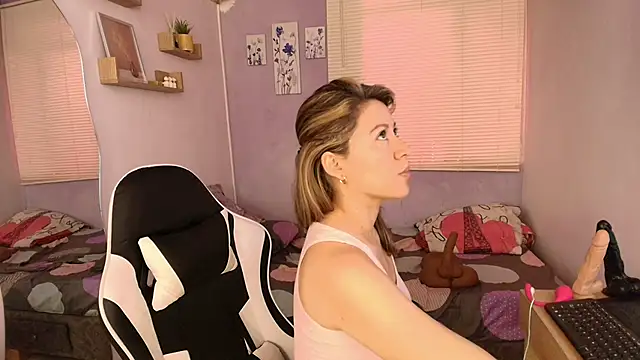 Snapshot of luna_desiree chatting on April 5, 2026, 6:36 pm luna desiree online show from April 5, 2026, 6:36 pm