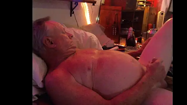 Pussyeat2please online show from October 27, 2025, 1:12 pm