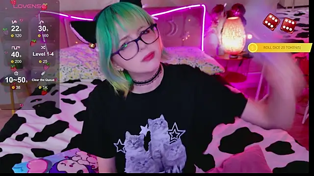 CoralineYoung online show from April 22, 2026, 7:04 am