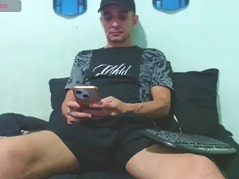 Breiner hotxxl online show from November 18, 2025, 7:06 pm