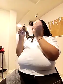 Snapshot of KITY_HILL chatting on March 24, 2026, 12:43 am KITY HILL online show from March 24, 2026, 12:43 am