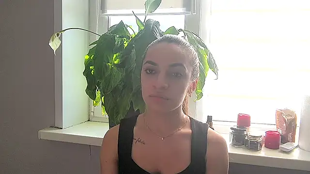 ElwineBooton online show from April 7, 2026, 10:06 am