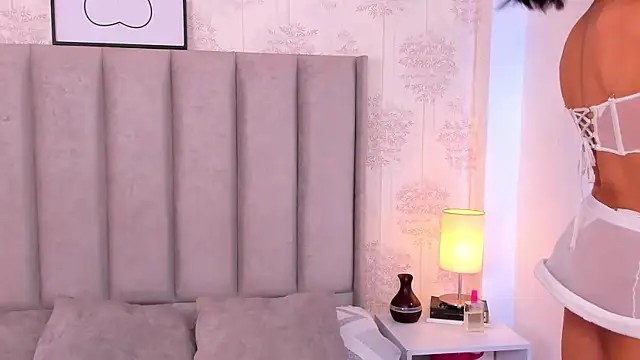 ShaynaHosk online show from April 11, 2026, 5:04 am