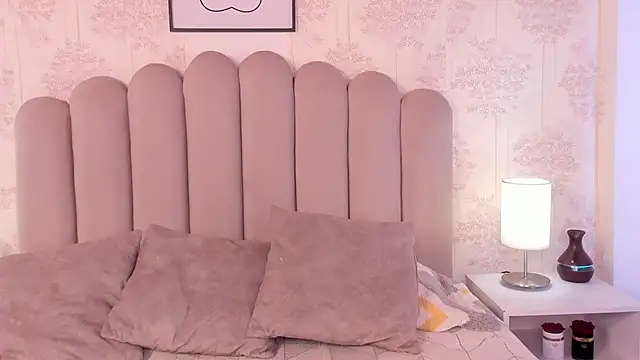 ShaynaHosk online show from October 17, 2025, 1:46 pm