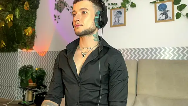 Neythancooper online show from November 19, 2025, 7:14 pm