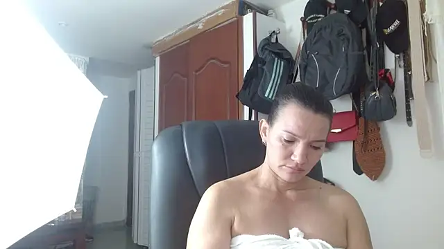 Snapshot of BriggiteSkyAngels chatting on October 1, 2025, 9:25 am BriggiteSkyAngels online show from October 1, 2025, 9:25 am